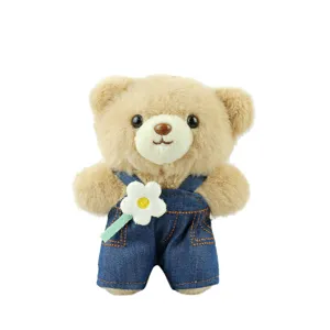 Adorable pendentif de sac a dos ours en peluche, jouet doux avec belle salopette.