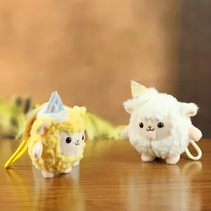 Simpatico portachiavi in peluche a forma di pecora, agnellino soffice con cappello da festa.