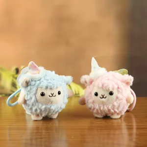 Dettaglio portachiavi in peluche pecora cartone animato carino, materiale molto morbido.