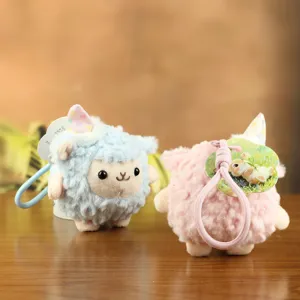 Dettaglio portachiavi in peluche pecora carina, ciondolo agnello soffice per borsa e chiavi, giocattolo.