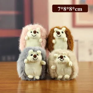 Gros plan des détails de porte-clé peluche hérisson mignon, texture moelleuse et design charmant.