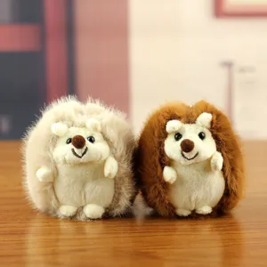 Gros plan détaillé de deux adorables porte-clés en peluche de hérisson, doux et mignons.