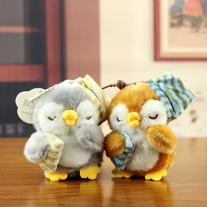 Simpatico ciondolo pinguino in peluche con berretto da notte e cuscino, bambola morbida.