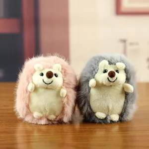 Gros plan détaillé de mignons peluches hérissons en rose et gris, texture douce et moelleuse.