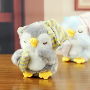 Dettaglio portachiavi peluche pinguino carino, accessorio giocattolo morbido.