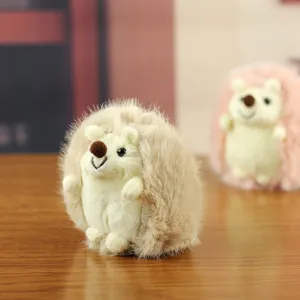 Gros plan détaillé d'une mignonne petite peluche hérisson marron et douce poupée.