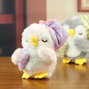 Simpatico peluche a forma di pinguino addormentato, morbida bambola per decorazione.