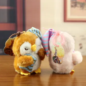 Simpatico ciondolo in peluche di pinguino addormentato per la decorazione della borsa.