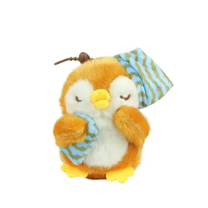 Grazioso ciondolo pinguino in peluche con cuffia e cuscino, morbido giocattolo per borsa.