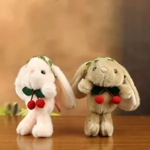 Süßes Plüschhasen Spielzeug Detail mit Kirsche Anhänger und Blätter Stirnband, weiche Puppe.