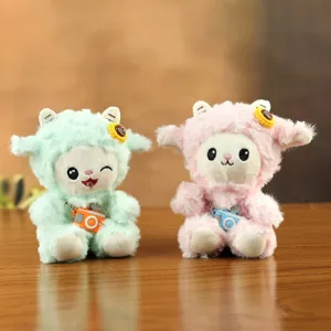 Niedlicher Plüsch Schaf Schlüsselanhänger Detailansicht mit Mini Kamera und weichem Anhänger.