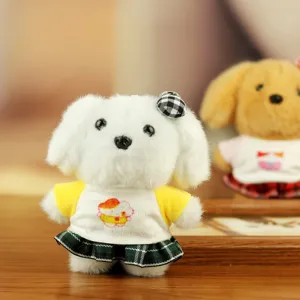 Grazioso ciondolo peluche cane portachiavi vista dettagliata con soffice pelliccia bianca.