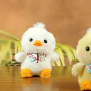 Niedliche weiße Ente Plüschtier Anhänger Detailansicht, weiches flauschiges Kuscheltier Taschen-Accessoire.