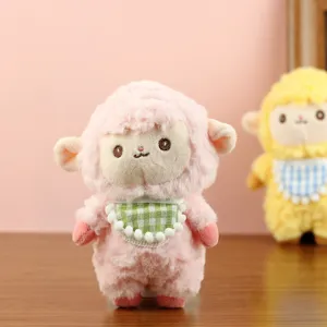 Süßes rosa Plüschschaf Stofftier mit Karo-Lätzchen, weiche Kuschelpuppe für Kinder und Geschenke.