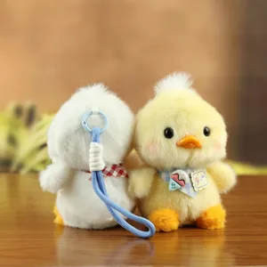 Flauschiger gelber und weißer Enten Plüsch Schlüsselanhänger, detaillierte Nahaufnahme.