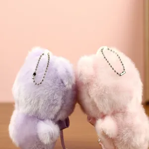 Vista detallada del colgante de osito de peluche, textura suave y bonito accesorio.