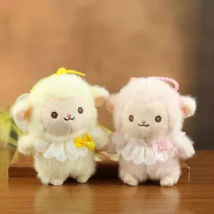 Dettaglio portachiavi agnello in peluche carino, morbida bambola di stoffa per borse e zaini.