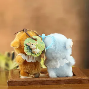 Morbido portachiavi di peluche a forma di pecorella con colletto in pizzo e etichetta coniglio.