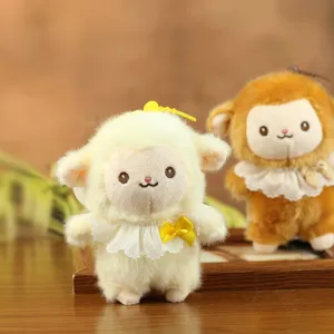 Dettaglio portachiavi agnello di peluche carino, ciondolo animale morbido per zaino.