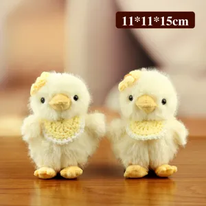 Detalle del colgante de pollito de peluche con bonitos juguetes de pato amarillo y flores.
