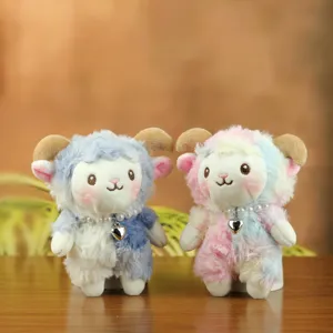Porte-clés mouton en peluche avec collier de perles et pendentif cœur, détail adorable.