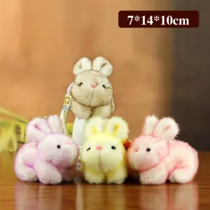 Süßer flauschiger Hasen Plüschtier Anhänger, weiche Kaninchen Stoffpuppe Detailansicht.