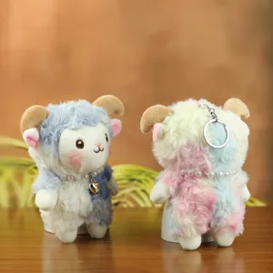 Porte-clés en peluche mouton duveteux mignon avec design tie-dye pastel et collier de perles.