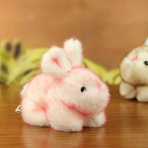 Flauschiges rosa-weißes Plüschhasen-Spielzeug Detailansicht, süße Stoffpuppe Geschenk.