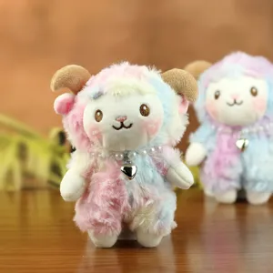 Vue détaillée du mignon jouet en peluche agneau coloré avec fourrure tie-dye et collier cœur perlé.