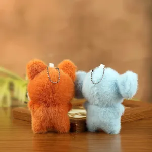 Plüschtier Anhänger Detailansicht, weiches flauschiges Material, süßes Design von hinten.