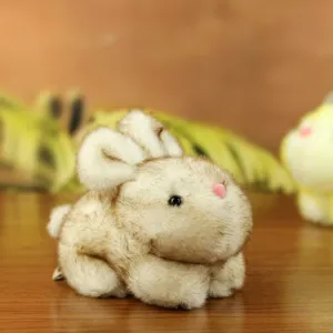 Süßes flauschiges Plüschhasen Puppen Detail Nahaufnahme zeigt weiche Textur des Stofftiers