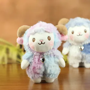 Adorable mouton en peluche multicolore avec collier de perles, porte-clés et pendentif cœur mignon.