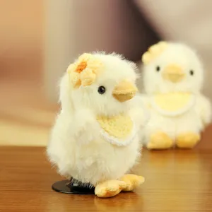 Lindo peluche de pollito amarillo con flor y babero como colgante para bolsos y llaves.