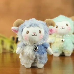 Vue détail de peluche mouton duveteux, charmant accessoire pendentif collier perles sac.