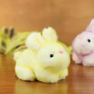 Süßes gelbes Plüschhasen Spielzeug Detailbild, weiches kuscheliges Stofftier Geschenk Anhänger Deko.