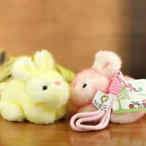 Süßes liegendes Hasen Plüschtier Anhänger Set mit rosa Lanyard, weiche Kuschelpuppe für Geschenke.