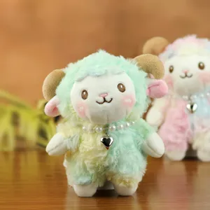 Charmant pendentif en peluche mouton avec collier de perles et cœur, accessoire de sac doux.