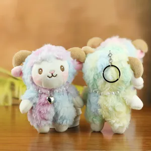 Détail porte-clés mouton peluche pastel, charm de sac mignon avec collier de perles.