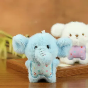 Süßer flauschiger blauer Elefant Plüschtier Anhänger, weiches Anti-Stress Spielzeug Detail, süß.