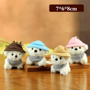 Leuke mini puppy pluche speelgoed hanger met hoed en sjaal, fijn detailweergave.