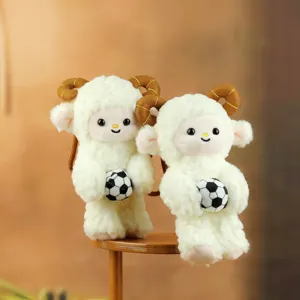 Vue détaillée d'un adorable porte-clés mouton en peluche tenant un ballon, fourrure douce.