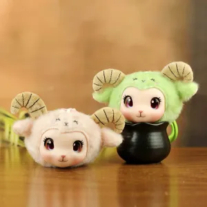 Primo piano del grazioso ciondolo pecora in peluche vinile, borsa morbida e portachiavi.