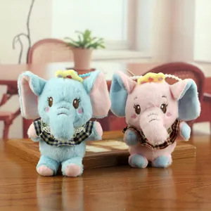 Detailaufnahme von süßen Plüsch Elefant Anhängern mit kariertem Kragen und feinem Stoff.