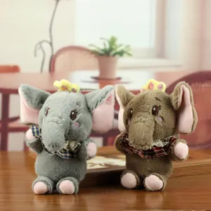 Süßer Plüsch Elefant Schlüsselanhänger Detail, weiches Stofftier mit Schleife und Krone.