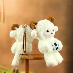 Détail de porte-clés peluche mouton douce avec cornes de bélier et ballon de football.