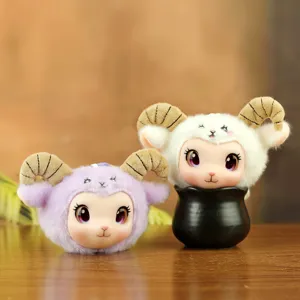 Grazioso ciondolo a forma di pecora di peluche con viso in vinile e bellissime corna.