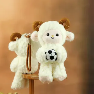 Adorable porte-clés mouton en peluche avec ballon de foot, pendentif de sac doux pour enfants.