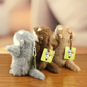 Schattige pluche otter sleutelhanger pluche speelgoed detailweergave, zacht accessoire.