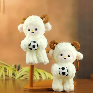Mignon porte-clés mouton en peluche avec ballon de foot, jouet suspendu pour sac en peluche.