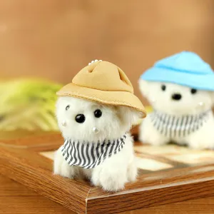 Close-up detail van schattige mini puppy pluche hanger met leuke hoed en gestreepte sjaal.